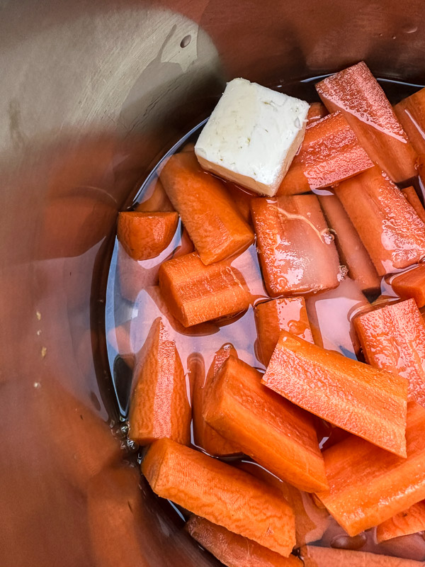 Julia Child’s Butter-Braised Carrots – A Simple, Classic Side Dish That Melts in Your Mouth. Find the recipe on Shutterbean.com 