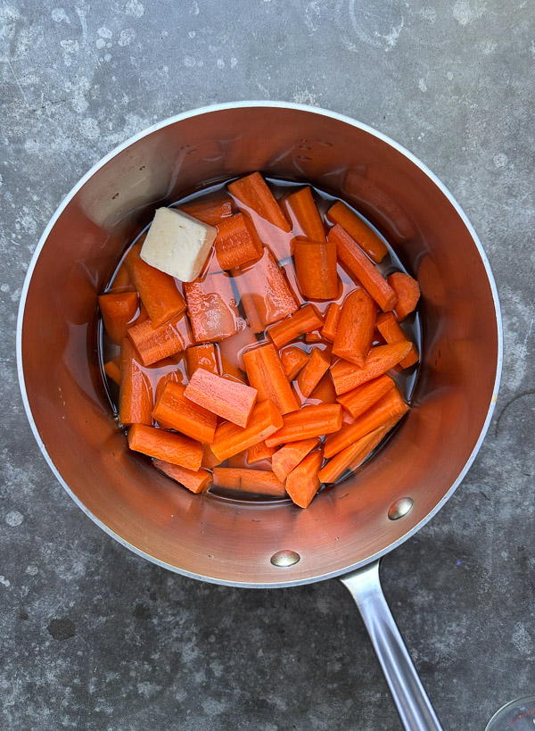 Julia Child’s Butter-Braised Carrots – A Simple, Classic Side Dish That Melts in Your Mouth. Find the recipe on Shutterbean.com 